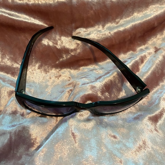 COPY - ❤️ CHANEL SUNGLASSES ❤️ - Picture 8 of 8